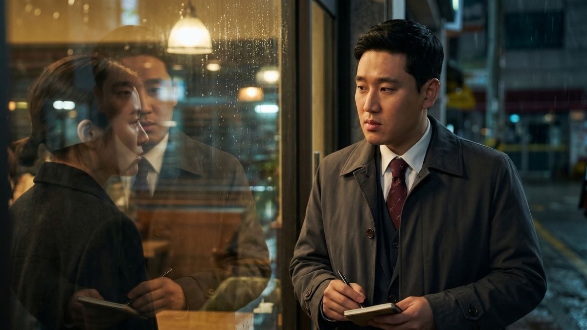 창문안쪽을 바라보면서 여자와 눈이 마주친 고탐정