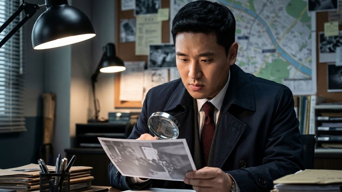 탐정사무소에서 돋보기를 들고 수집된 증거물을 보고 있는 고탐정